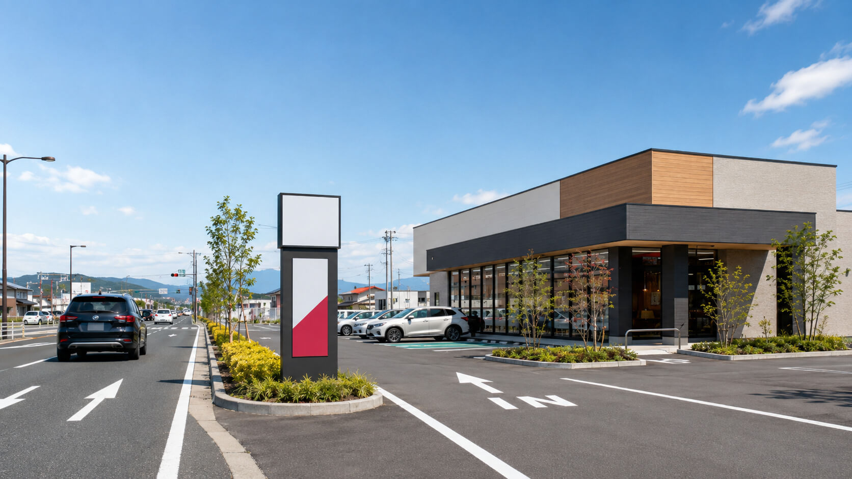 ロードサイド店舗の駐車場入口を案内する看板