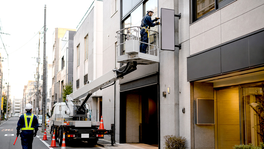 高所作業車による撤去作業。費用構造の説得力を出すカット