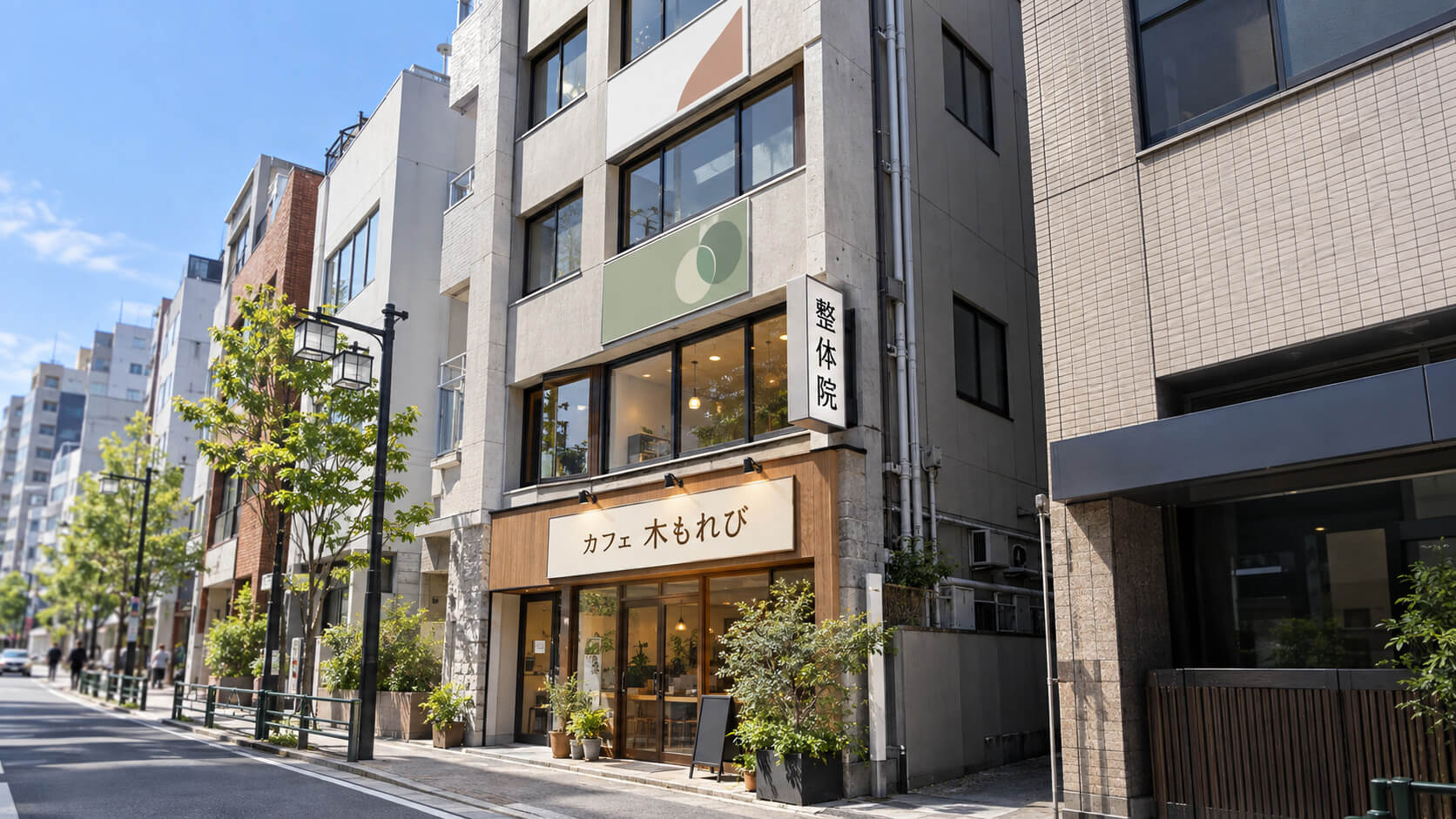複数のテナントが入るビルの外壁に並ぶ店舗の看板