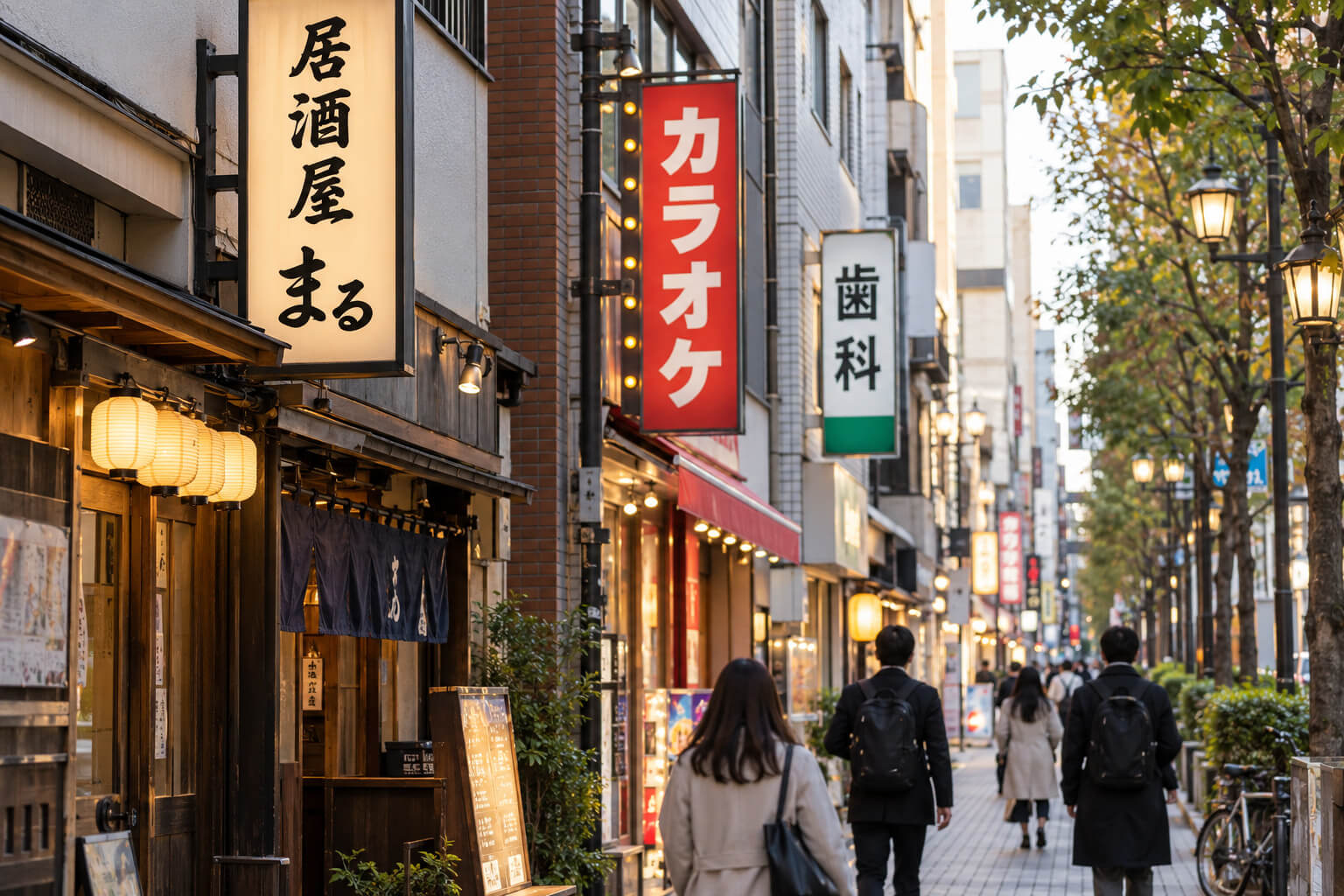 歩道の上に突き出した店舗の袖看板が並ぶ福岡の通り